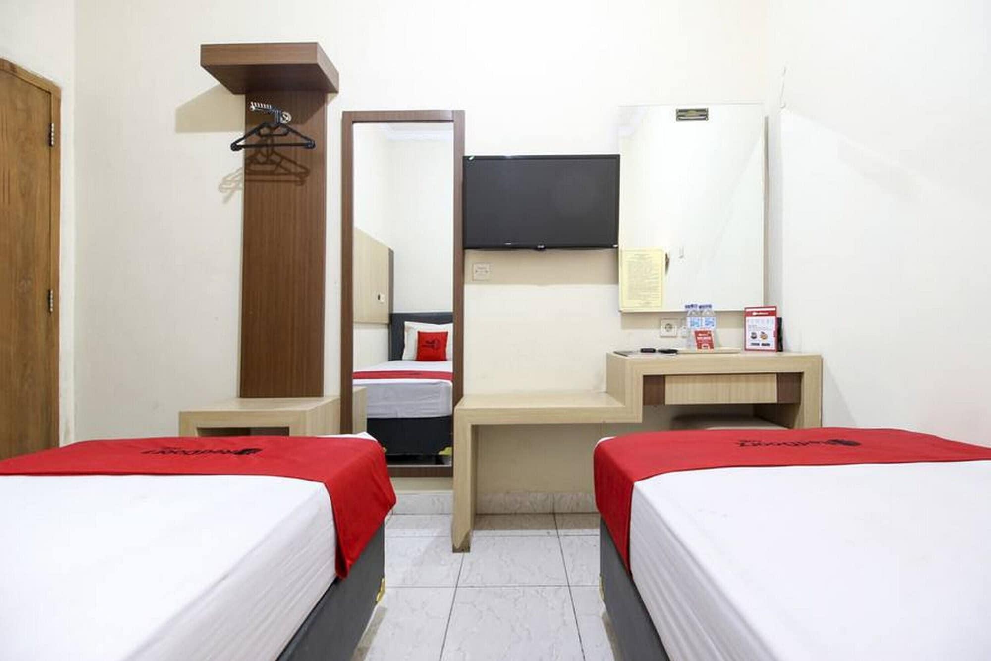 Reddoorz Plus Near Stadion Mandala Krida Jogjacarta Exterior foto