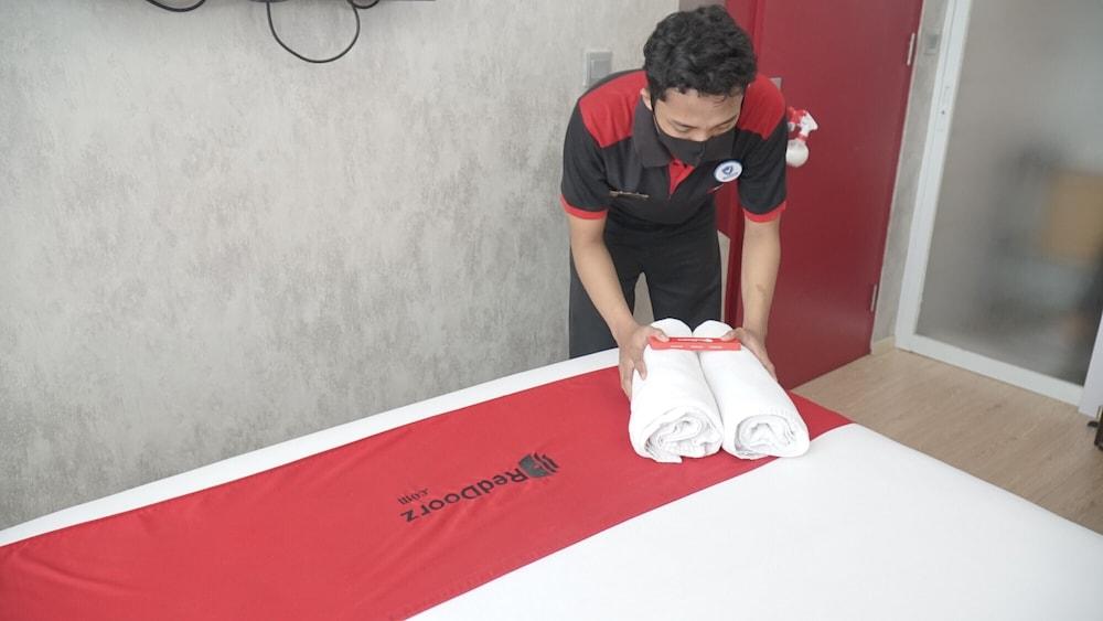 Reddoorz Plus Near Stadion Mandala Krida Jogjacarta Exterior foto