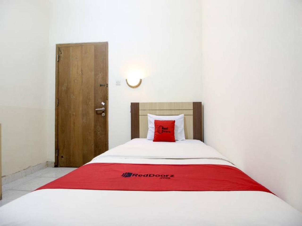 Reddoorz Plus Near Stadion Mandala Krida Jogjacarta Exterior foto